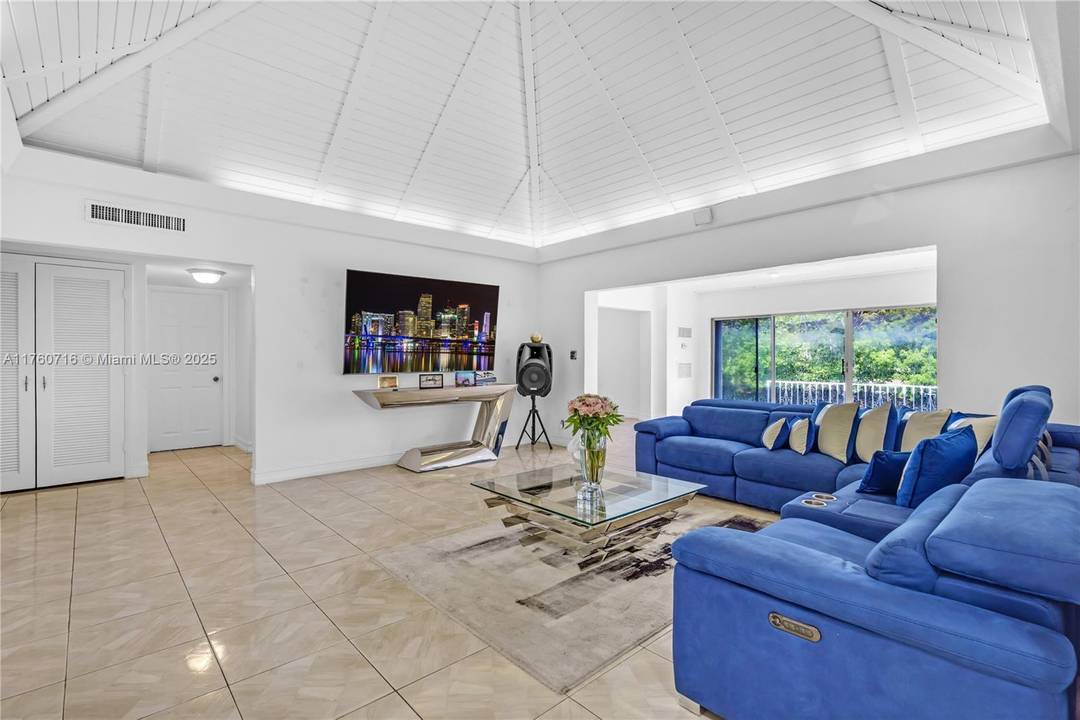 Seller motivated ! Discover your dream home in Tamarac.