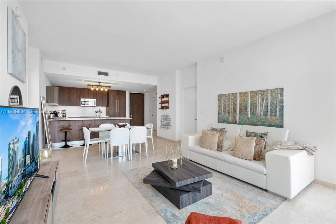 Beautiful 2 Bedroom, 2. 5 Bathroom, designed by architectonic located in the heart of Miami s financial District, modern Italian cabinetry for both kitchen and Bathroom, Bosh appliances, wine cooler, ...