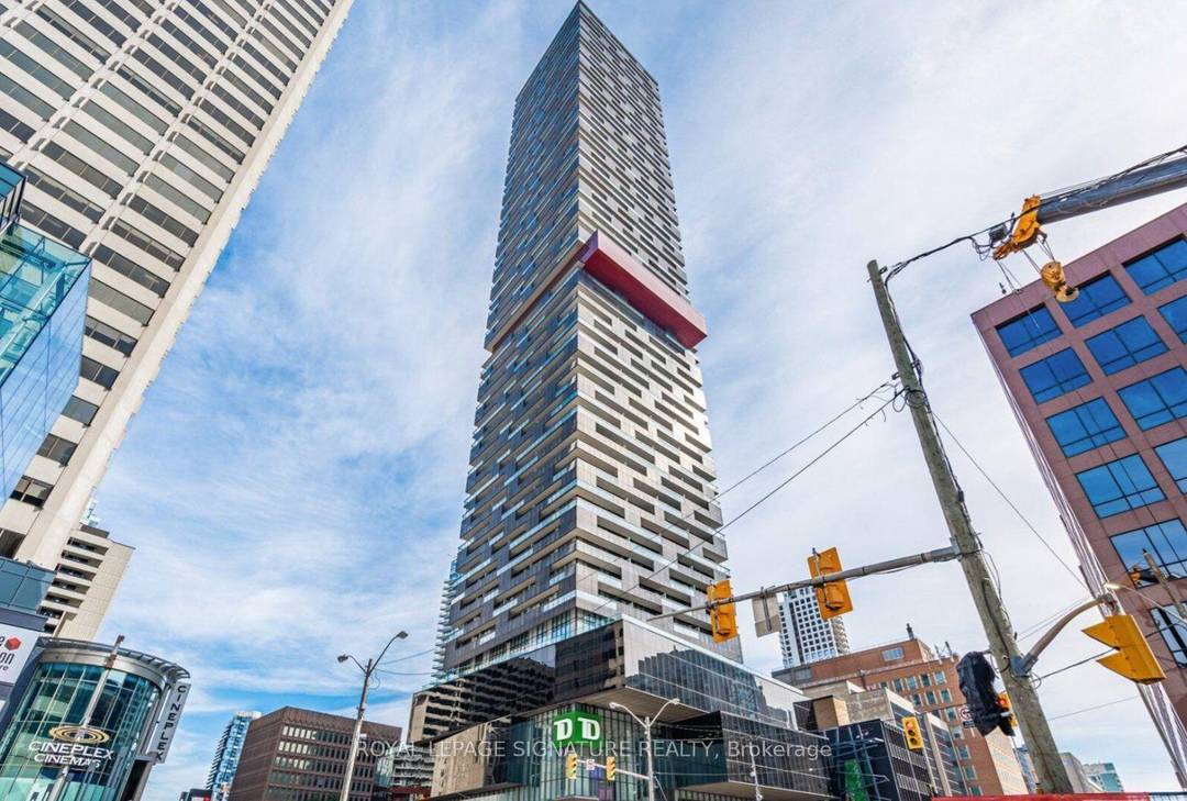 Live in the Heart of Yonge and Eglinton !