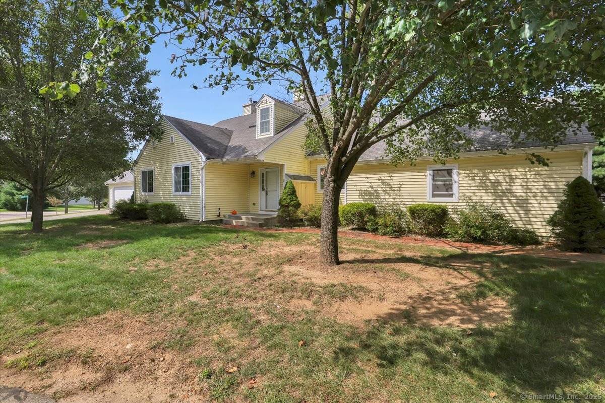 Welcome to low maintenance living without sacrificing space, privacy, or style !