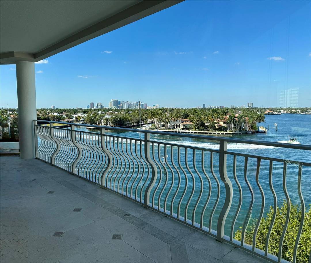 Expansive 3, 305 SF corner 3BR 3.