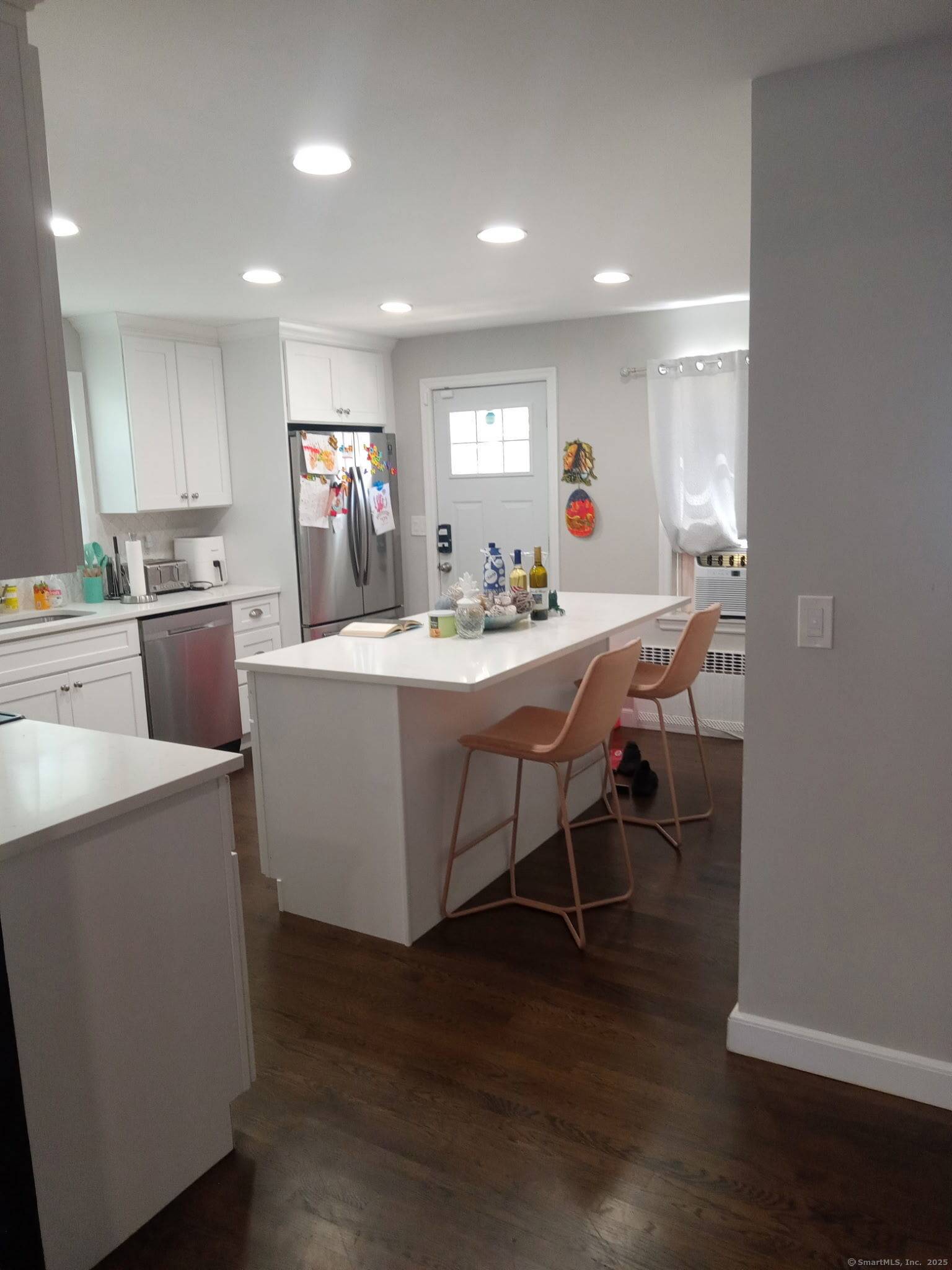 Prime location ! Welcome to 457 Summit Street, Bridgeport CT.