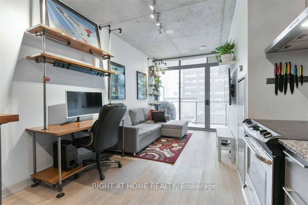 Short Term amp ; Fully Furnished at Ideal King West Location !