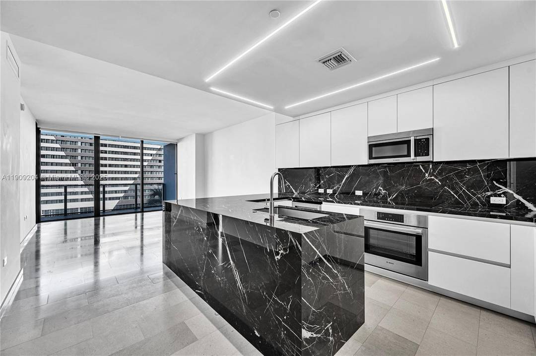 Experience sophisticated city living at Rise Brickell City Centre.