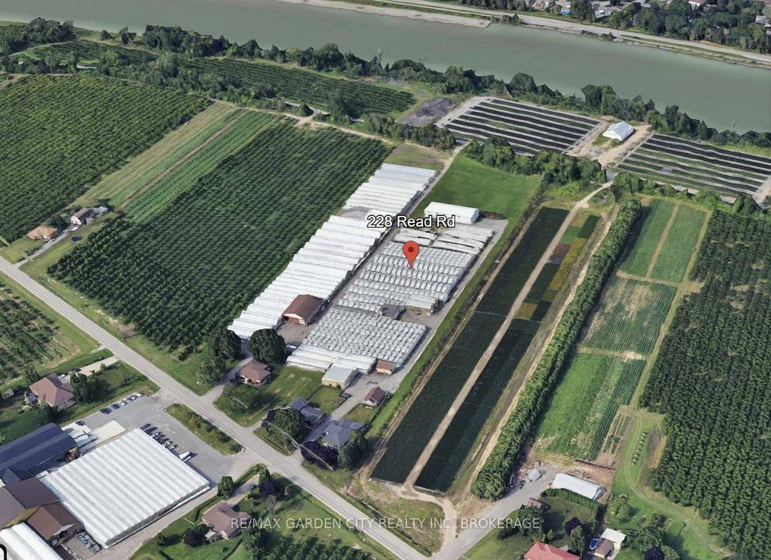 Well maintained greenhouse operation on 4.