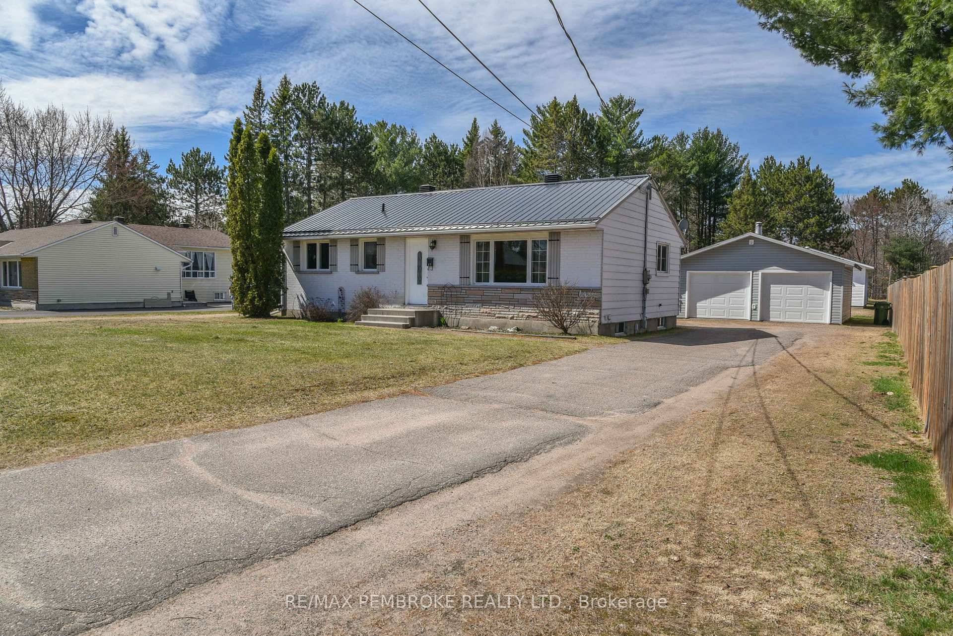 Meticulously Maintained bungalow in the heart of Petawawa !