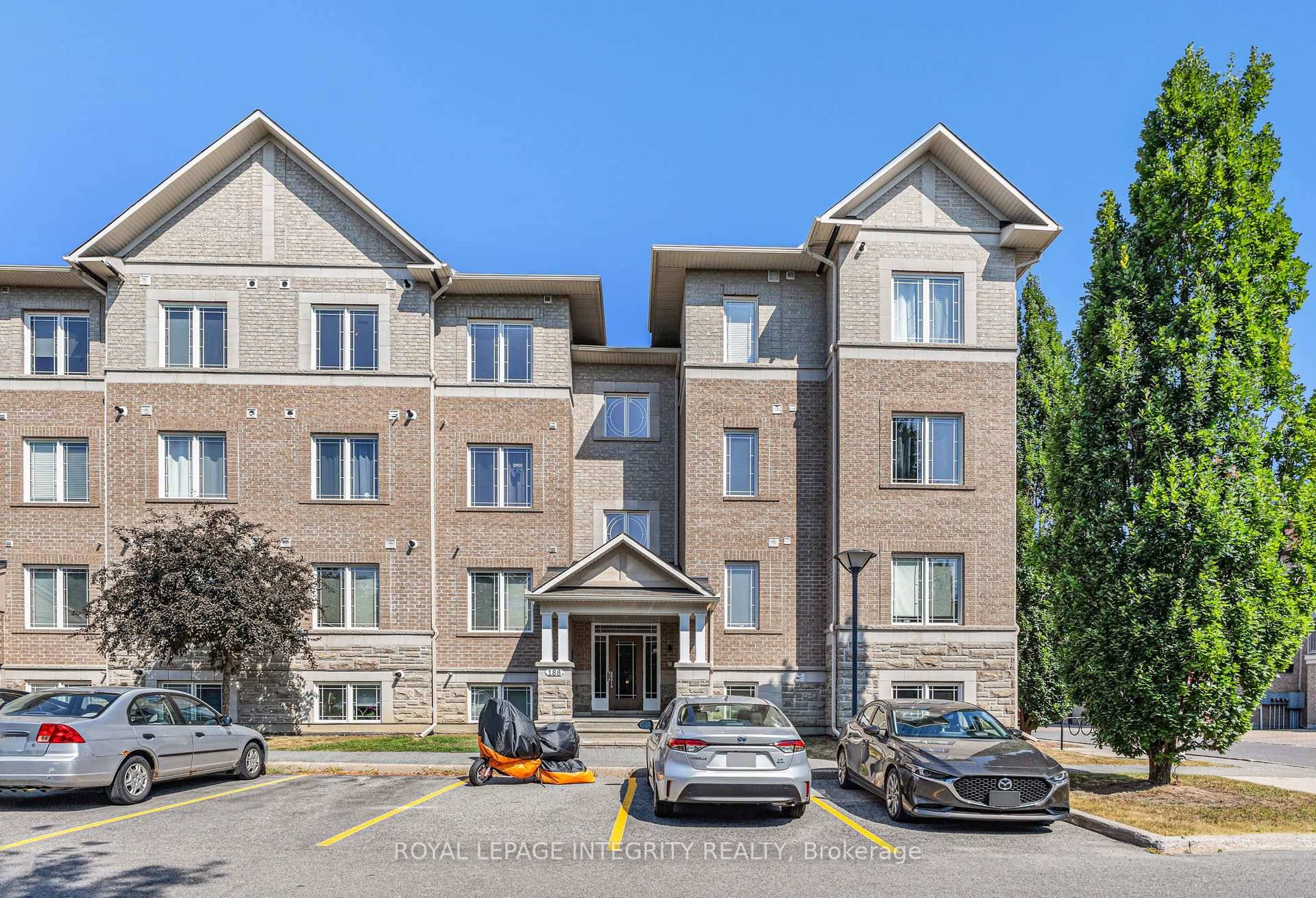 RARELY OFFERED CENTREPOINTE TOP FLOOR GEM !