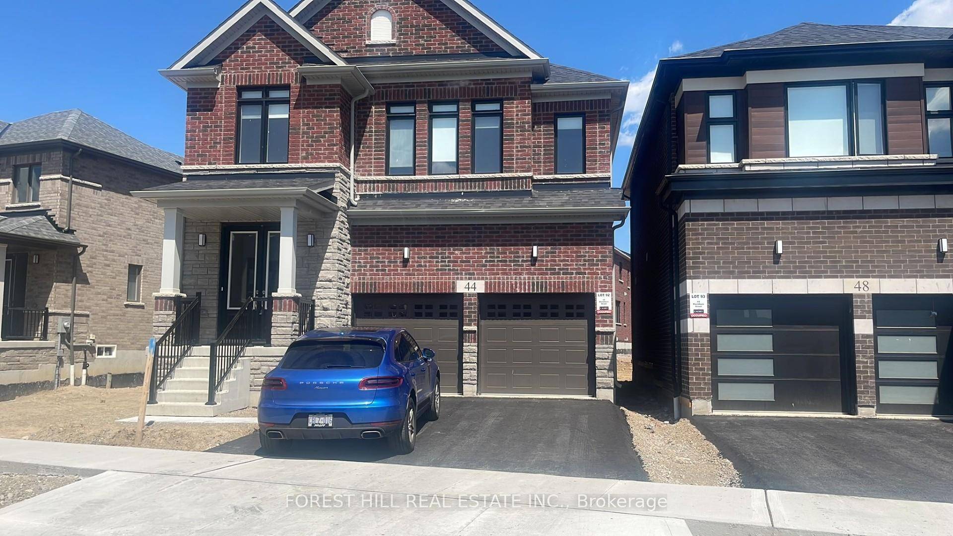 Almost new STUNNING FAMILY HOME IN A NEW DEVELOPMENT AND ONLY 5KM FROM THE 401.