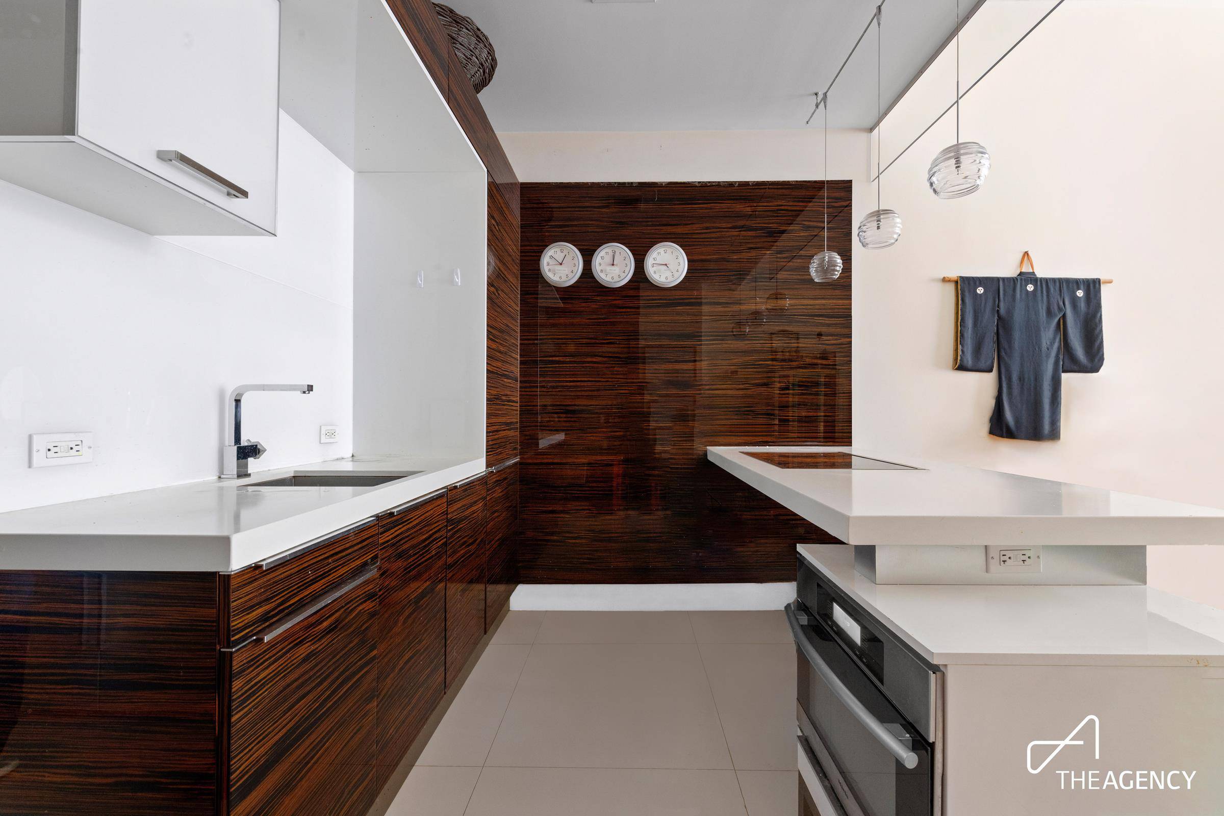 This spacious alcove studio offers 725 square feet of living space, enhanced by 11 foot ceilings and an abundance of natural light from its south facing windows.