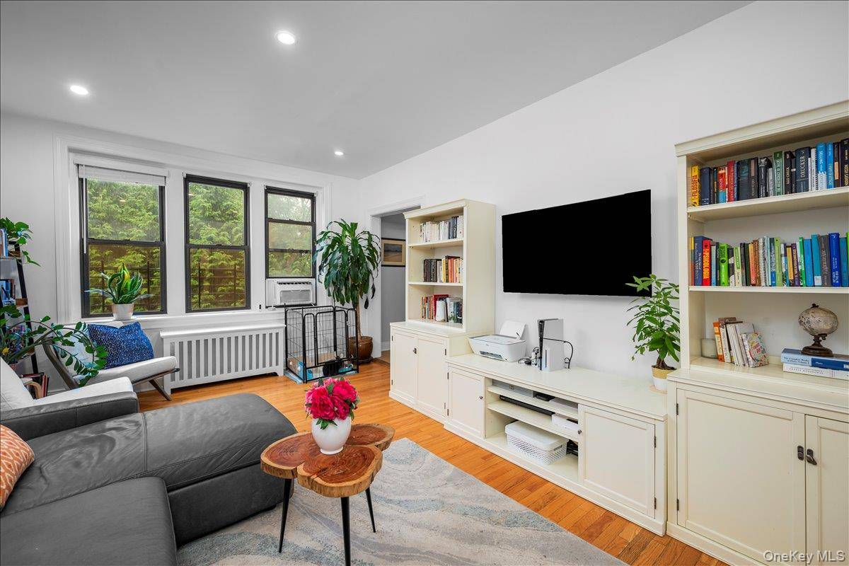 Bright, Corner 2 Bedroom at The Alden House !