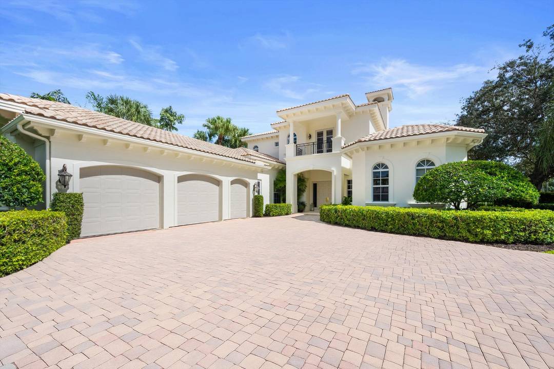 Welcome to 115 Echo Lane, a masterfully reimagined residence that captures the essence of luxury golf course living within The Loxahatchee Club, one of Palm Beach County's most coveted gated ...