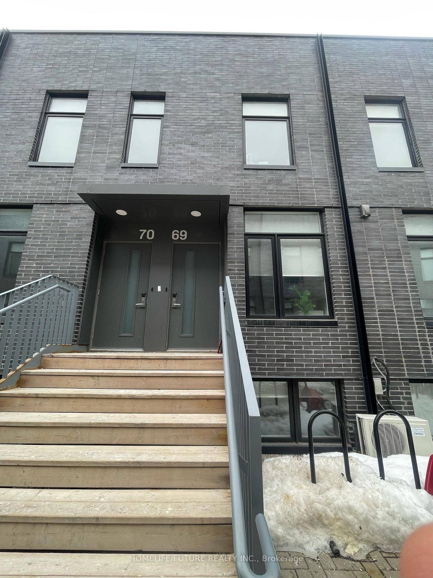 Superb Location ! Welcome To Your Shared Fully Furnished And Impeccable Home.