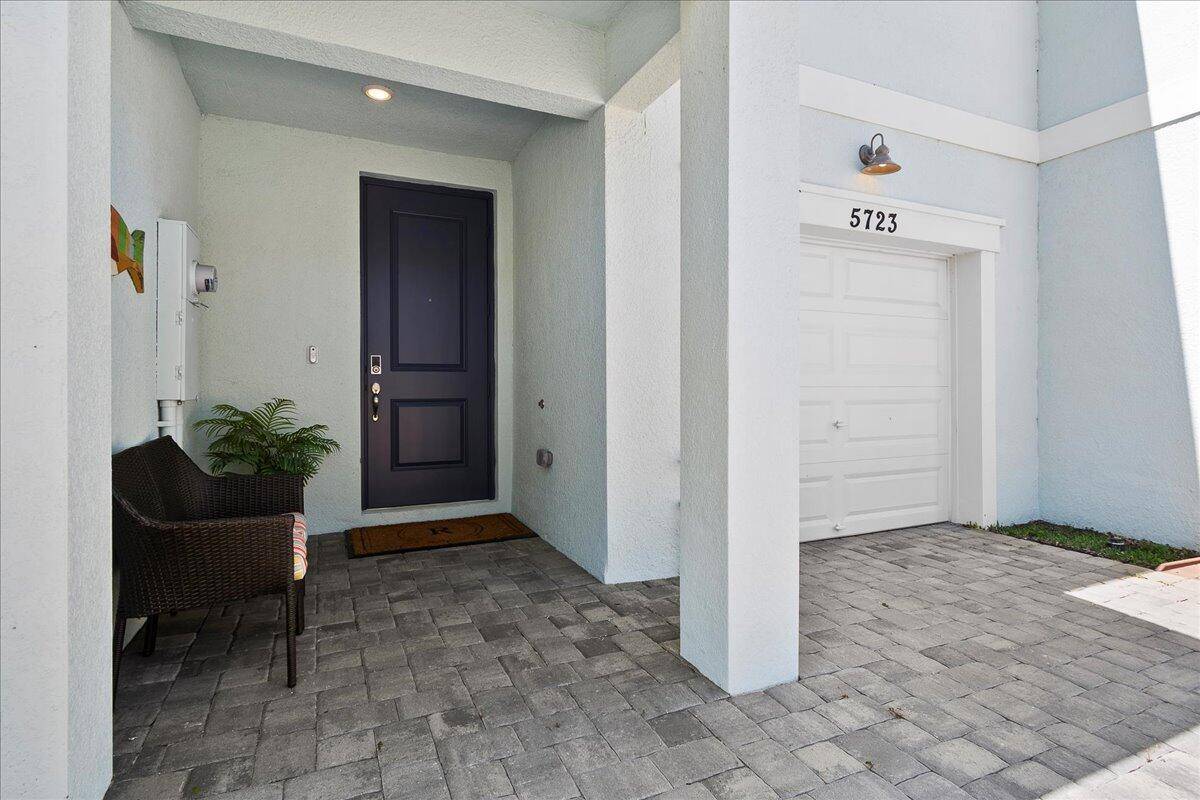 Welcome to 5723 SE Edgewater Circle.