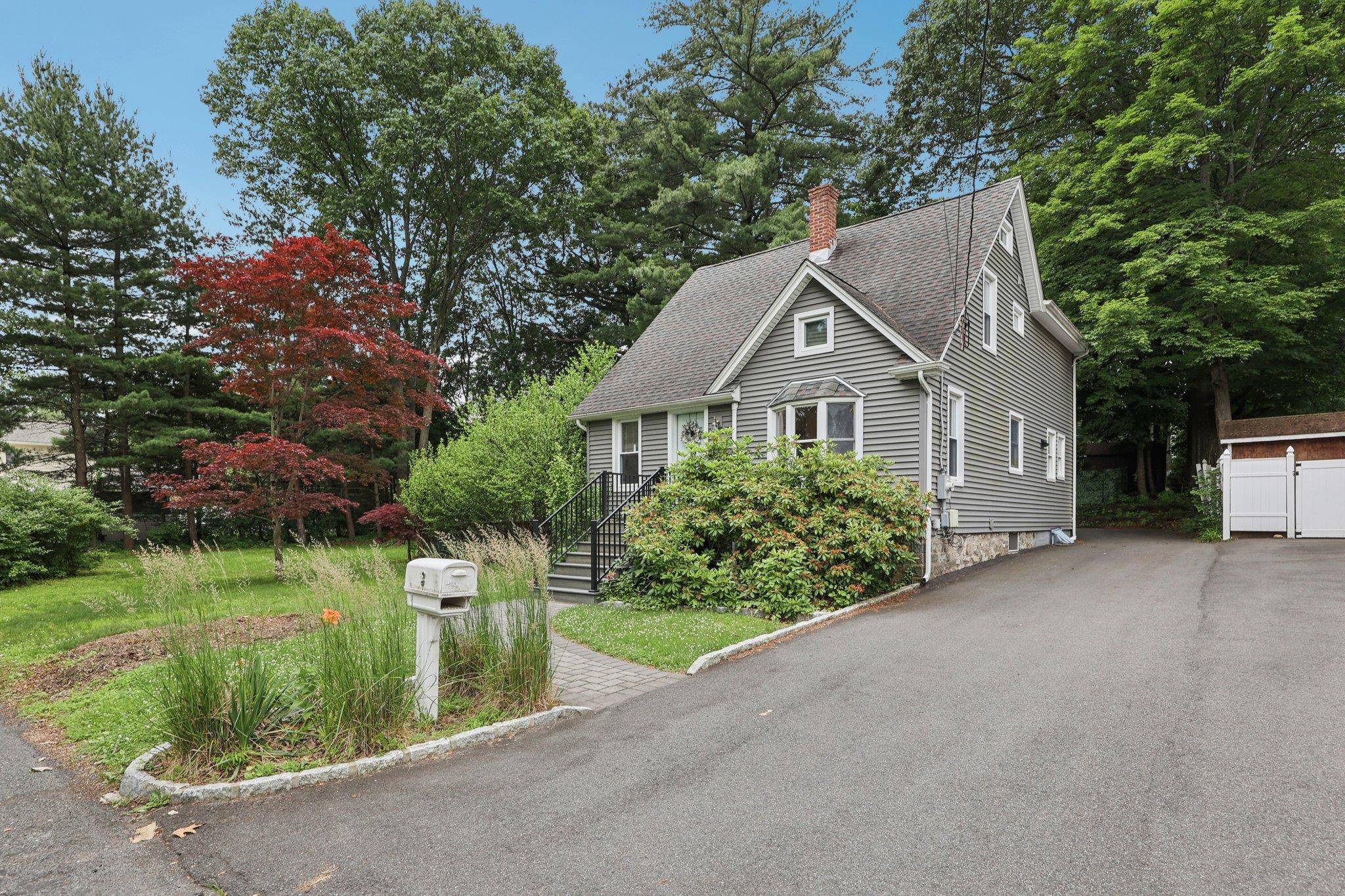 RENOVATED COLONIAL IN PRIME PEARL RIVER LOCATION INCLUDES EXTRA LOT !