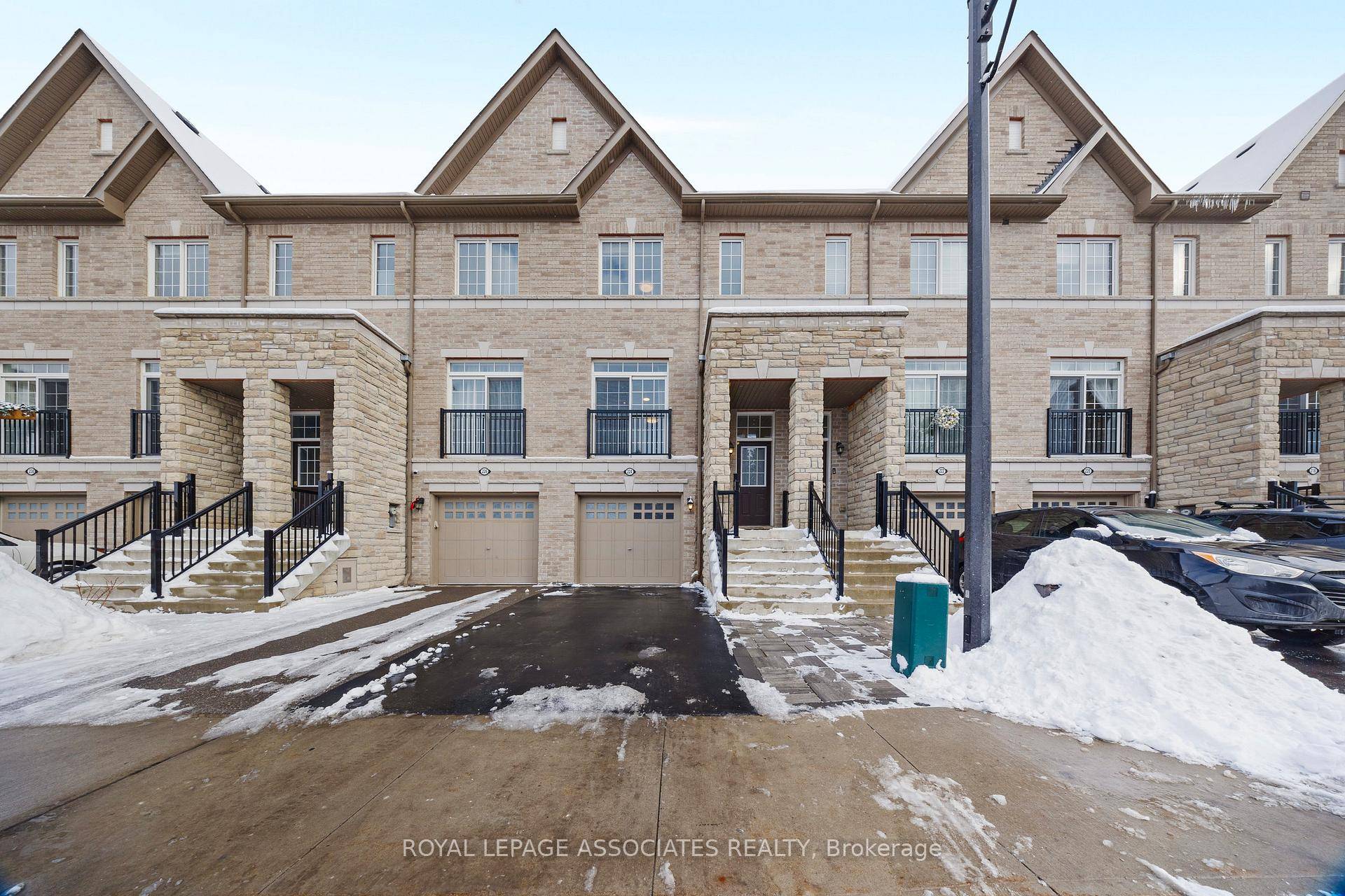 Beautiful 2. 5 Story Townhouse in Prime Ajax Location !