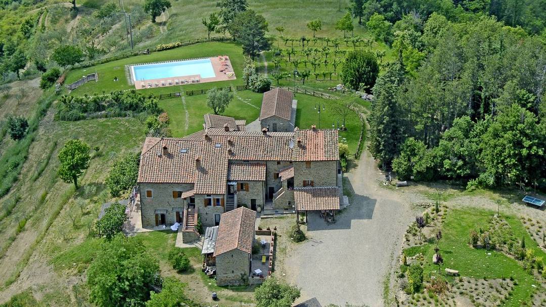 Real estate in Tuscany for sale with 3 level house and annex. The main house has 4 bedrooms, annex has hobby room, spa, jakuzzi. Swimming pool.