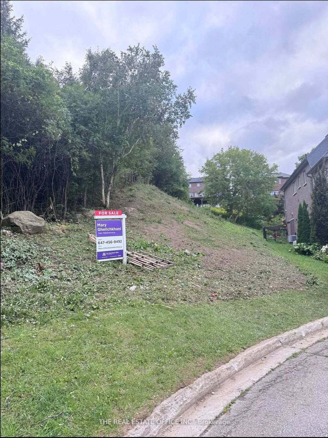 An exceptional opportunity to build a 4 storey dream home or multi residential investment on a rare lot in Auroras prime location.