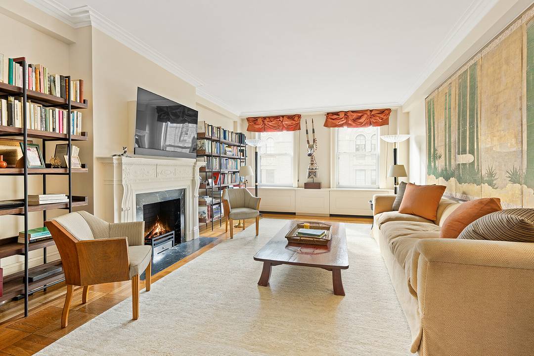 RENOVATED HIGH FLOOR PREWAR CLASSIC SIX OFF MADISON AVENUE A semi private elevator landing opens onto a twelve foot entrance gallery leading to the 24 foot living room with high ...