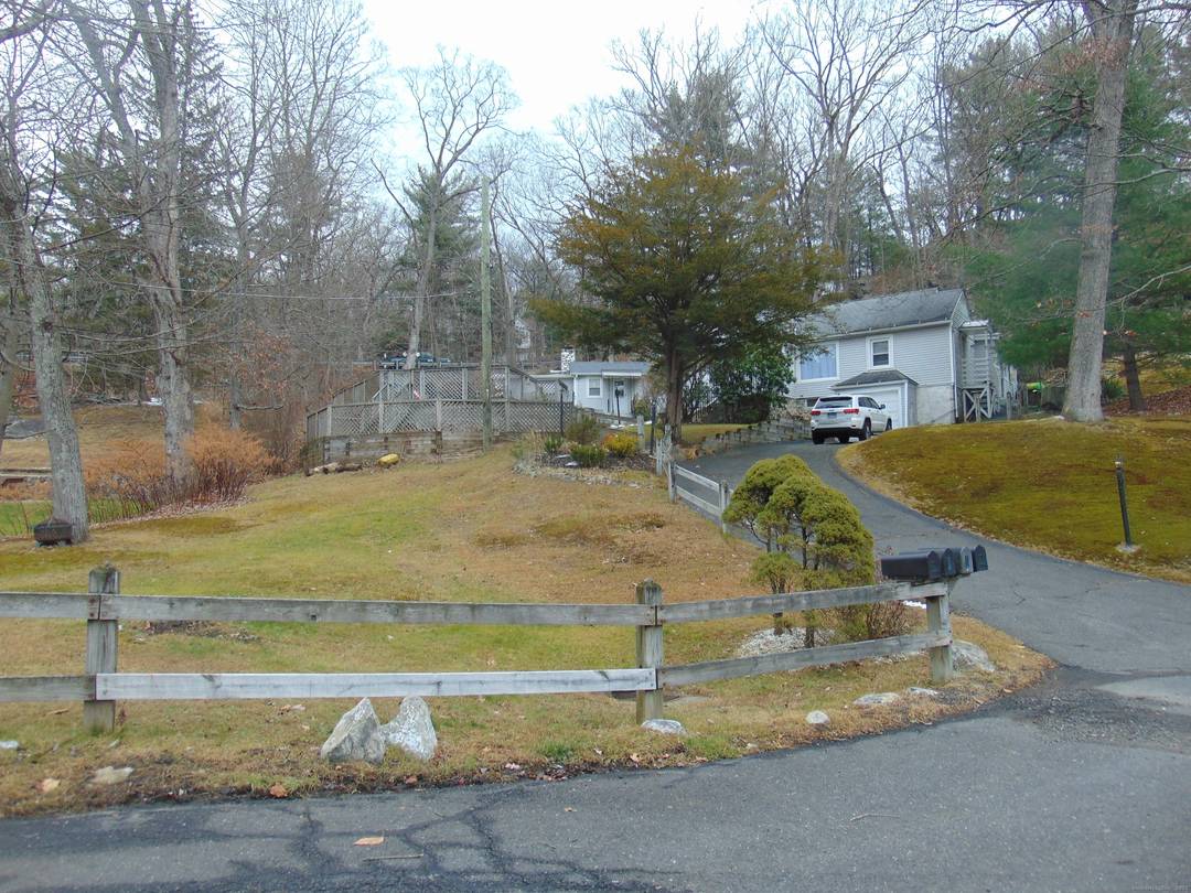 RARE OPPORTUNITY to find 4 units in MIDDLEBURY, CT !