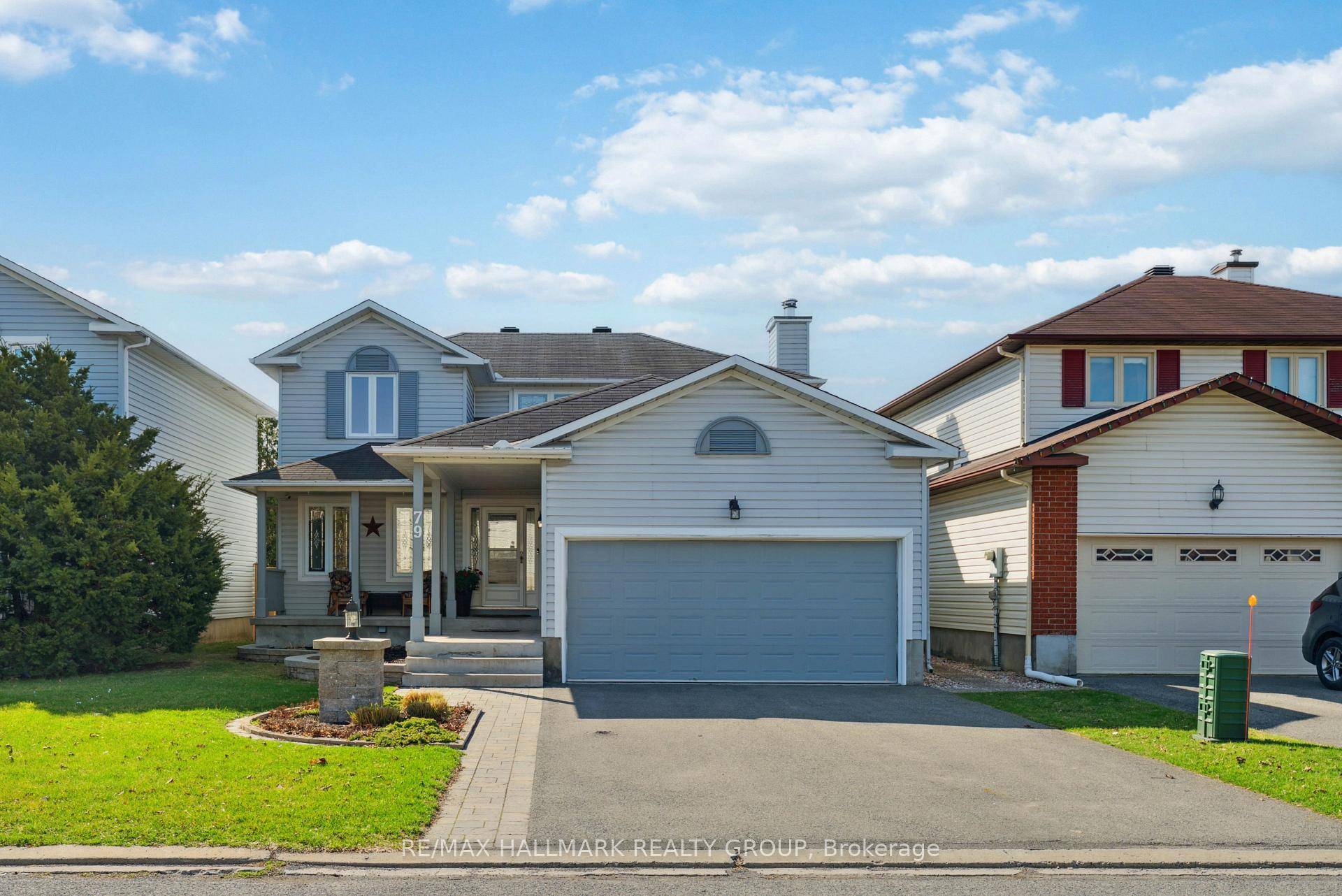Welcome to this well maintained, move in ready home nestled in the heart of sought after Barrhaven.