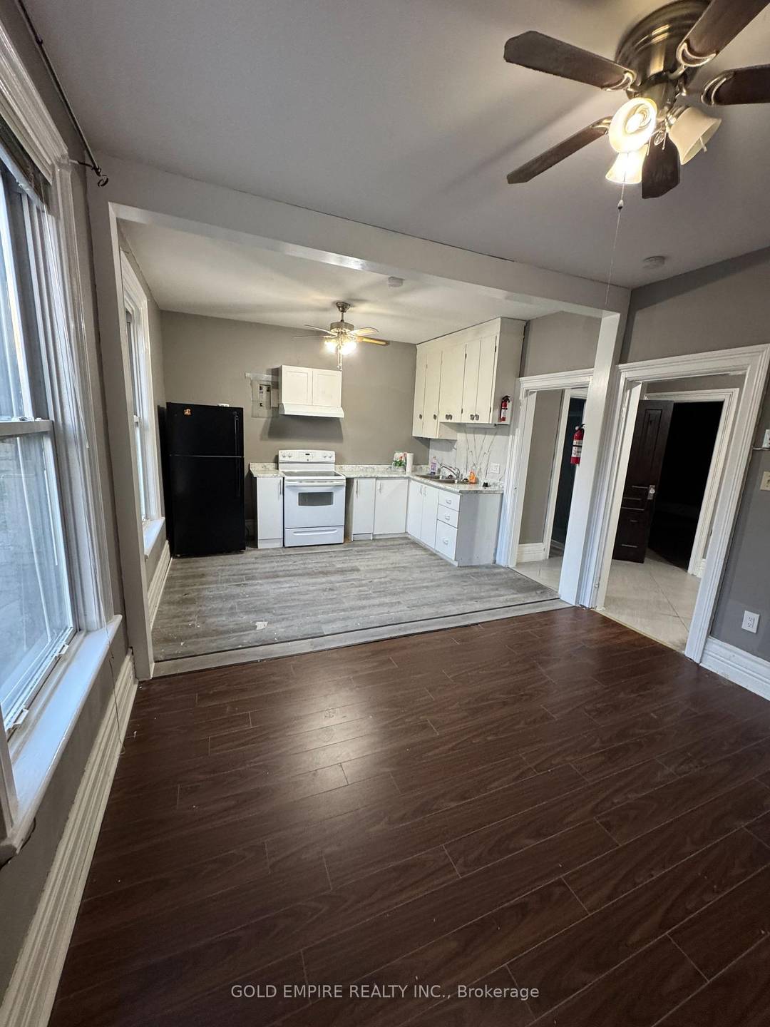 Beautiful Top Floor 2 Bedroom Unit available for lease near downtown London !