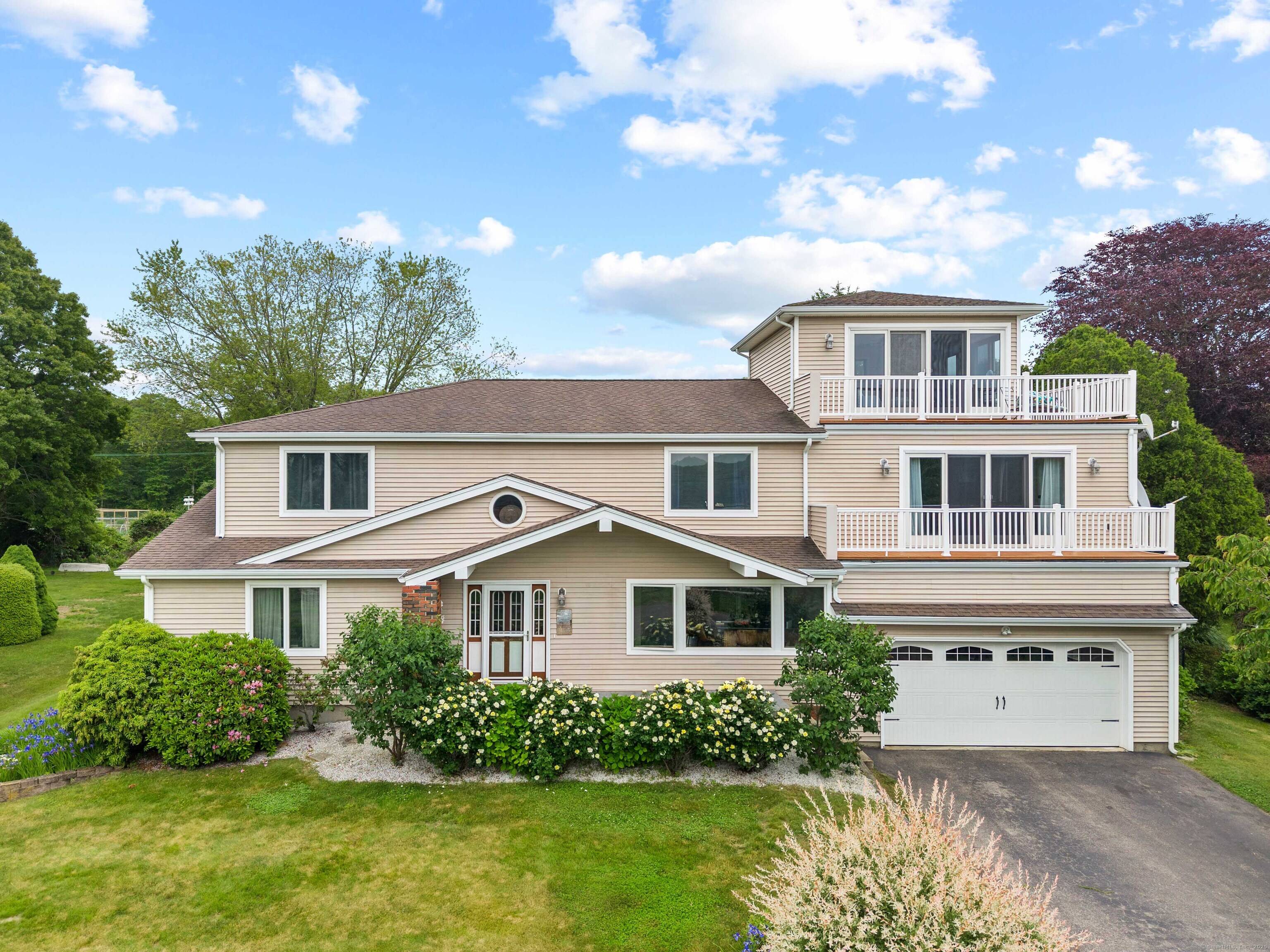 Coastal Elegance in Mumford Cove !