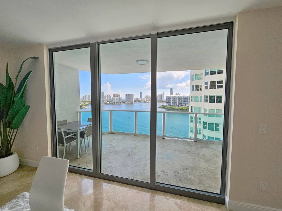 Luxury residence in the prestigious Peninsula II in Aventura.