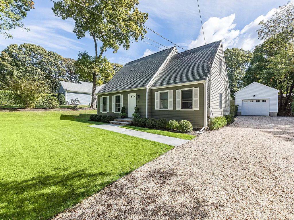 Charming 4Bed Cape Home with Private Beach Access in Southampton!