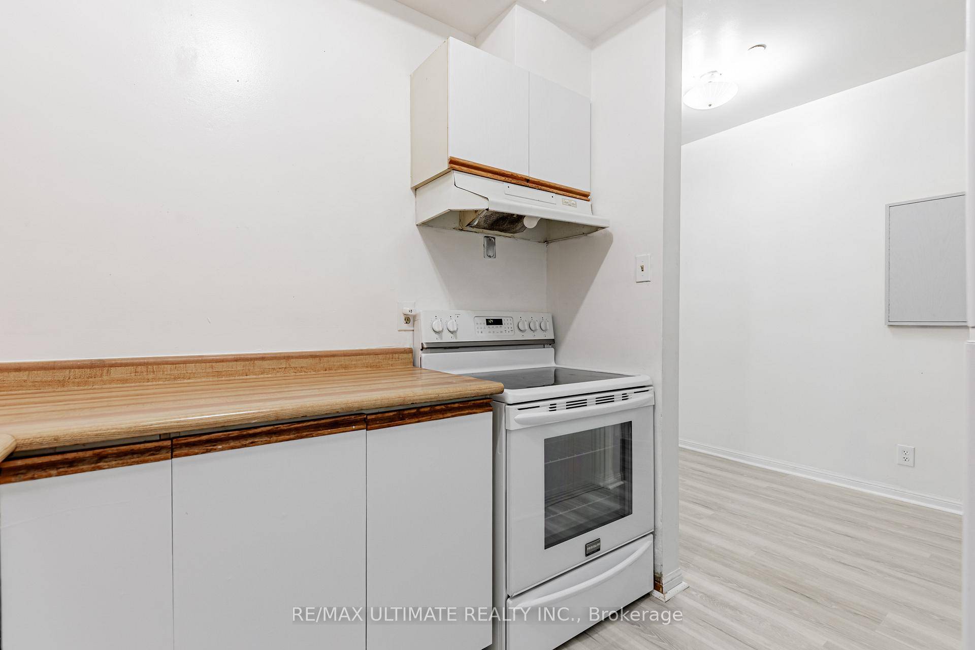 All About the Location ! Welcome to this charming cul de sac loft style walk up apartment on the top floor, situated in the vibrant Leslieville neighborhood.