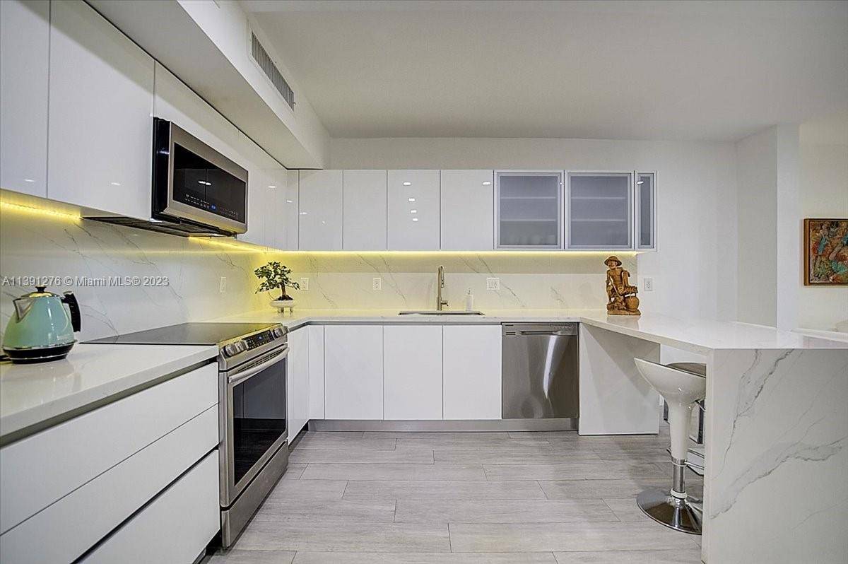 Spectacular 3br 2bath jacuzzi luxurious Key Colony condo fully furnished impeccably remodeled, w 2, 000 sf of space plenty of light custom closets calacata quartz modern kitchen lots of storage ...