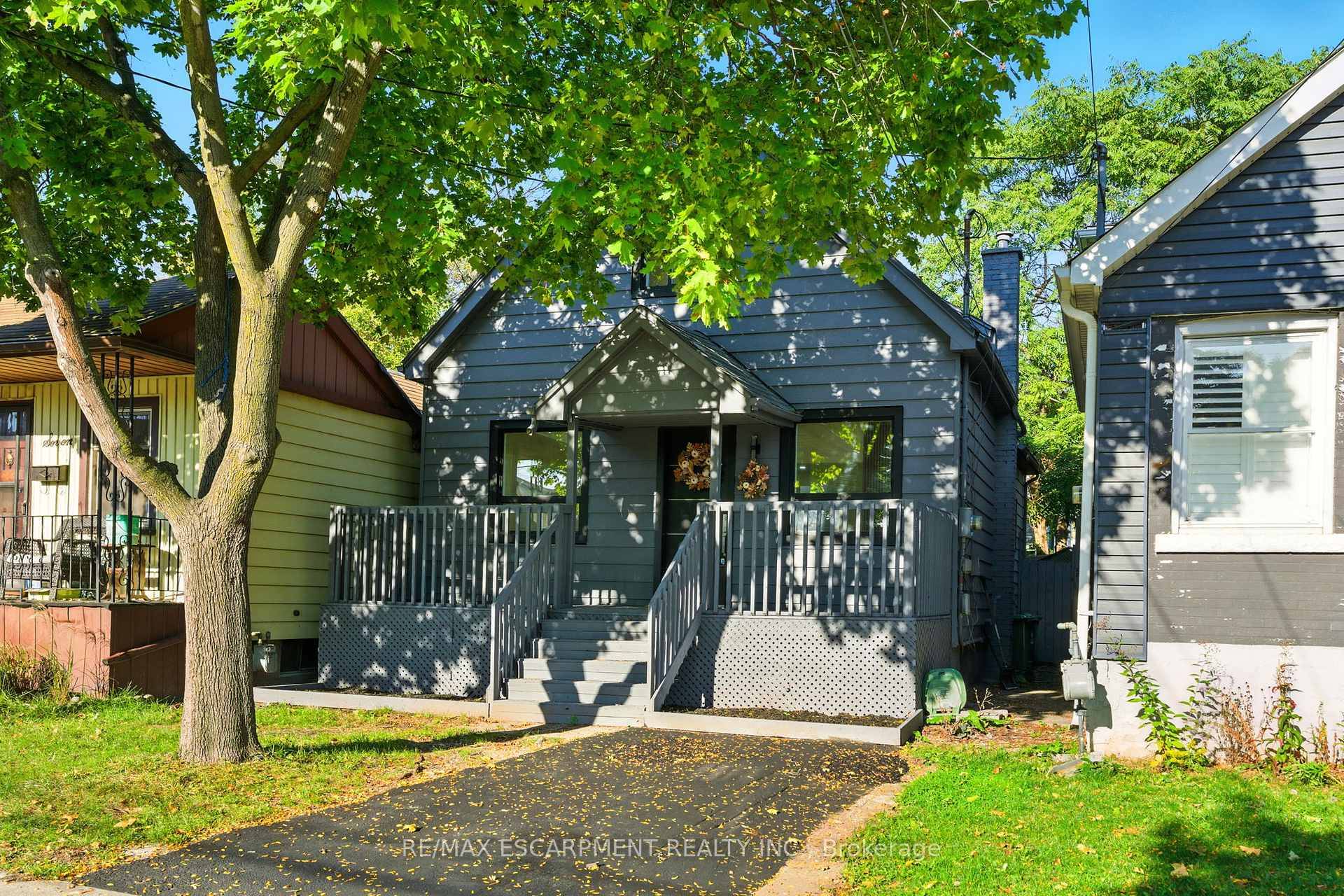 Step inside 9 Alice Street and discover a stylishly renovated 3 bedroom, 2 bathroom home designed with comfort in mind.
