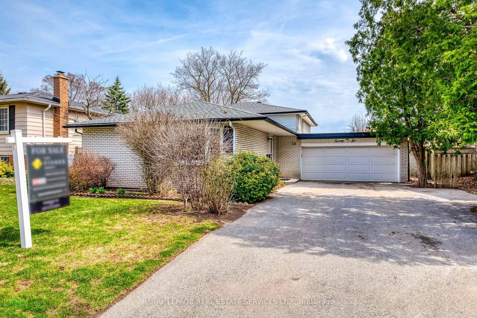 Beautifully Updated College Park detached home with Double Car Garage !