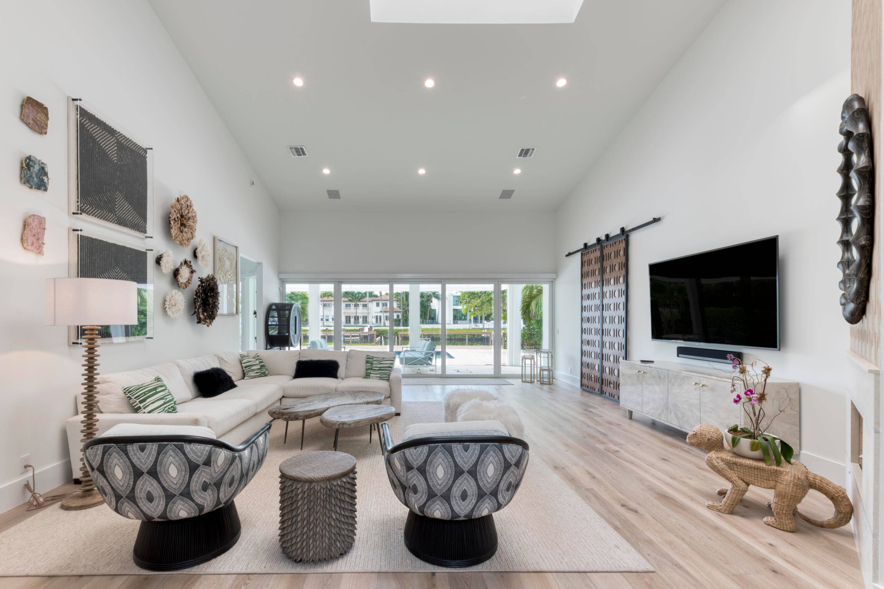 Discover an unparalleled opportunity to immerse oneself in the luxurious lifestyle of ADMIRALS COVE, the distinguished club and waterfront community nestled in Jupiter, FL in the Northern Palm Beaches.