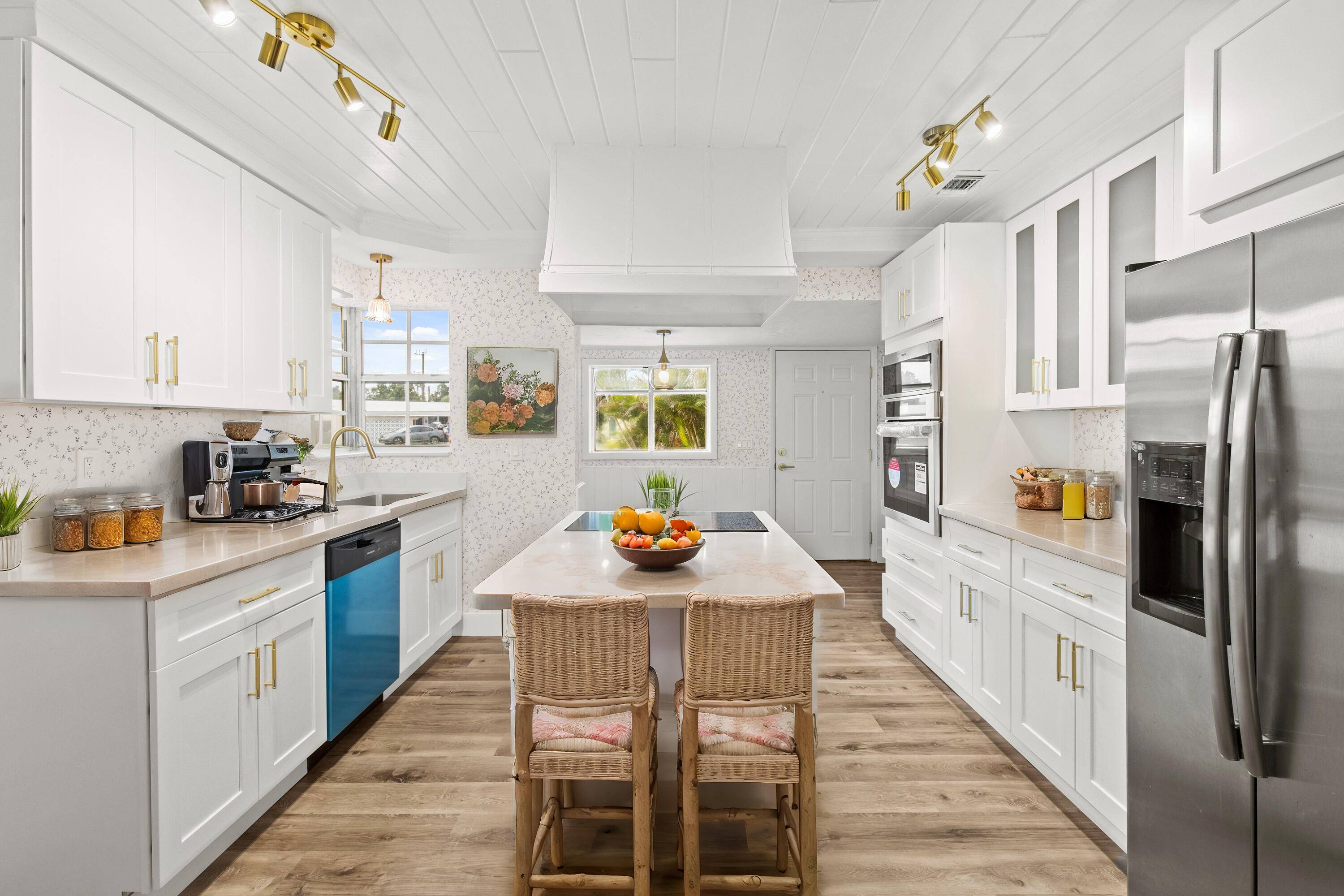 Welcome to this charming cottage style home in Palm Beach Gardens !