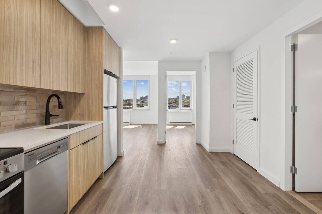 THIS IS A LEASE REASSIGNMENT FOR 15 MONTHS, WITH OPTION TO RENEW, SUBJECT TO MANAGMENT'S APPROVAL Welcome to 336 Douglass Street, Gowanus boutique rental at the nexus of all things ...
