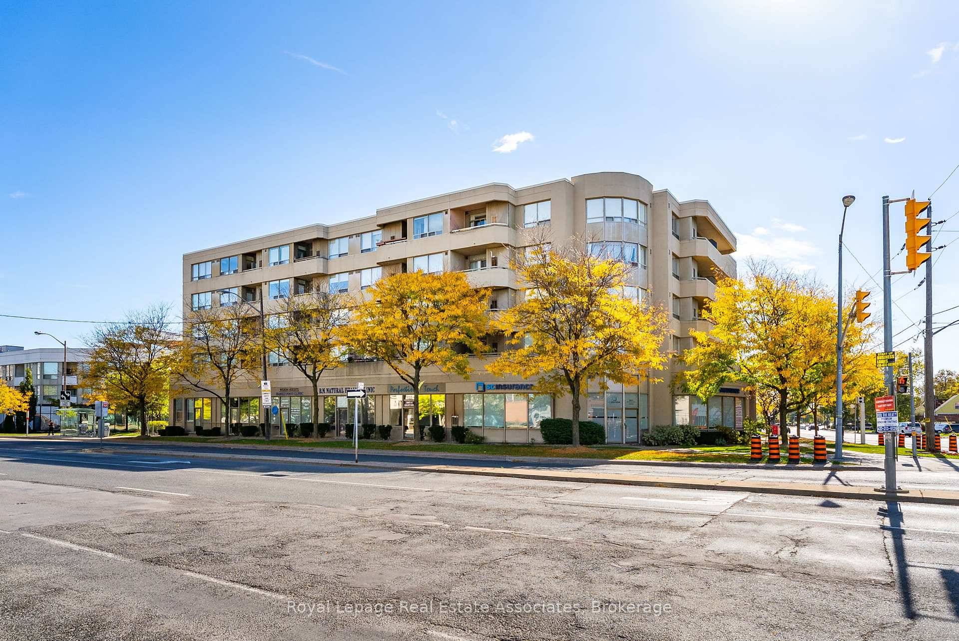 Stunning and updated 2 bedroom, 2 bathroom condo located in one of North Yorks most desirable areas !
