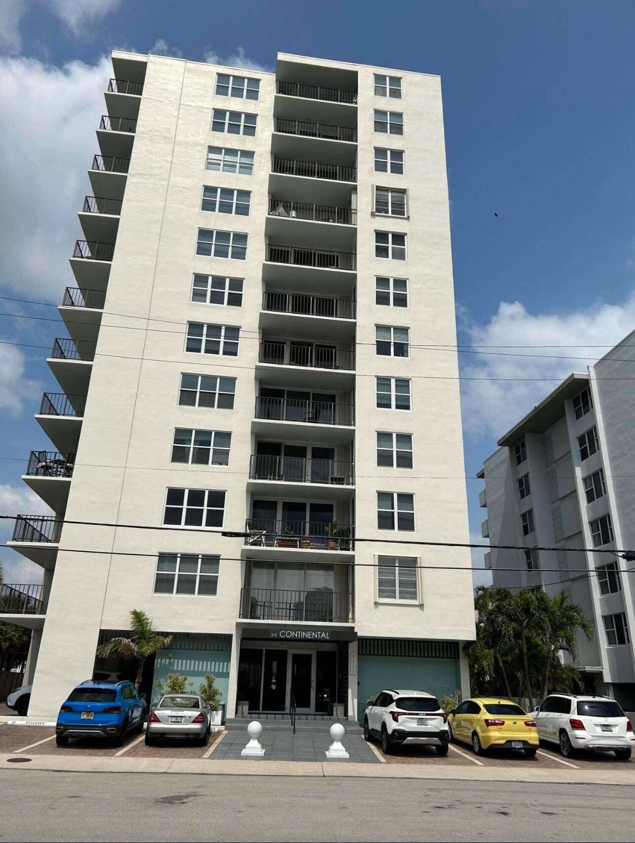 Well kept and organized updated 2 bedrooms, 2 bathrooms, new kitchen with new appliances 3 years old, and beautiful intracoastal view.