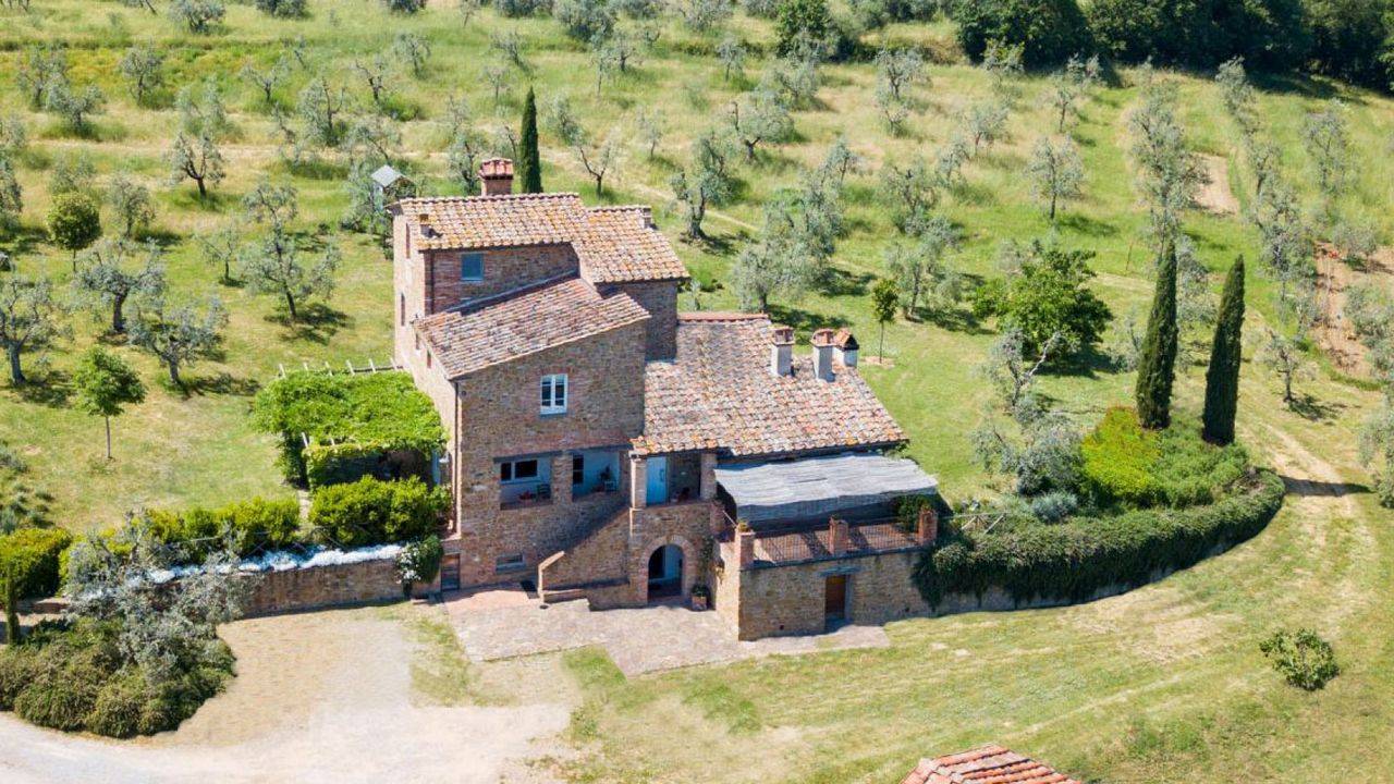 Luxury farmhouse, renovated to minimise its environmental impact, with olive grove and outbuilding for sale in the province of Arezzo, Tuscany.