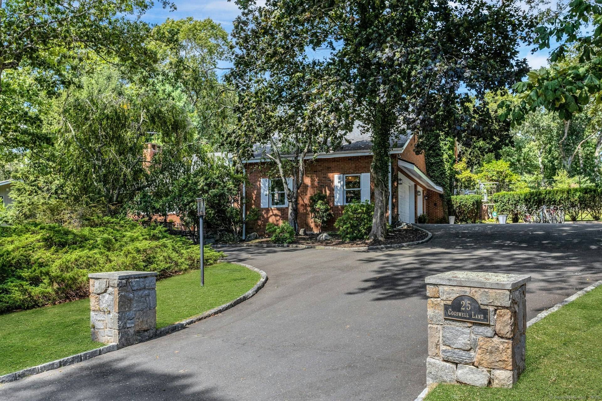 Welcome to 25 Cogswell Lane, a stylish and turn key residence in Stamford's sought after Westover neighborhood.
