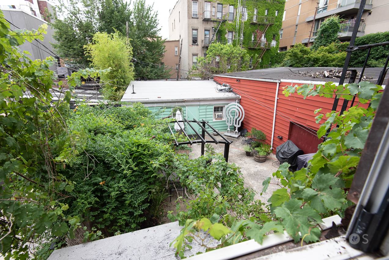 This charming 1. 5 bedroom home is in the heart of Williamsburg's Northside, positioned on North 8th Street between Bedford Avenue and Berry Street.