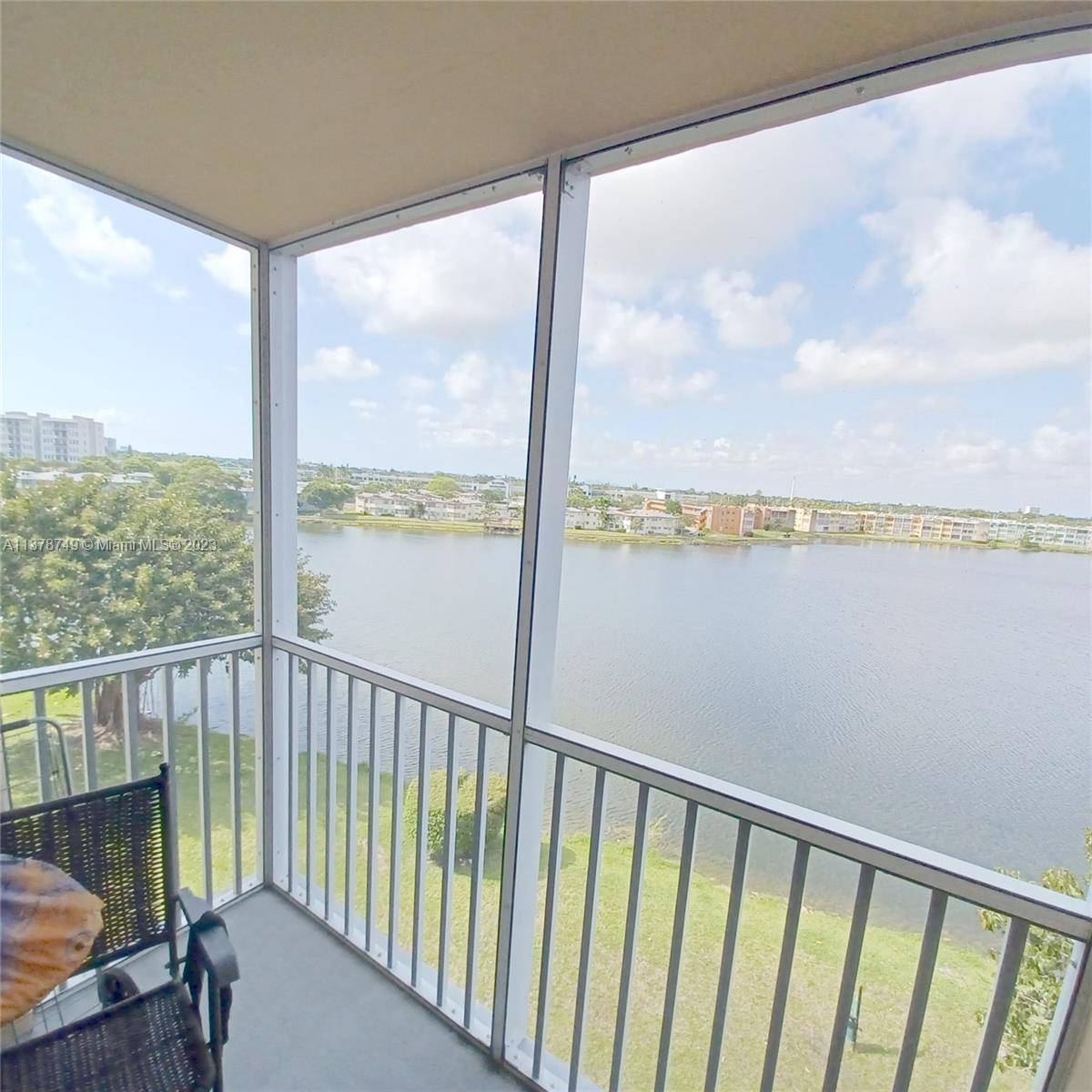 BEST 2BEDROOMS 2 BATH ROYAL MODEL DEAL AT JADE WINDS, SPACIOUS 1633 SQ FT, LAKE VIEWS GALORE !