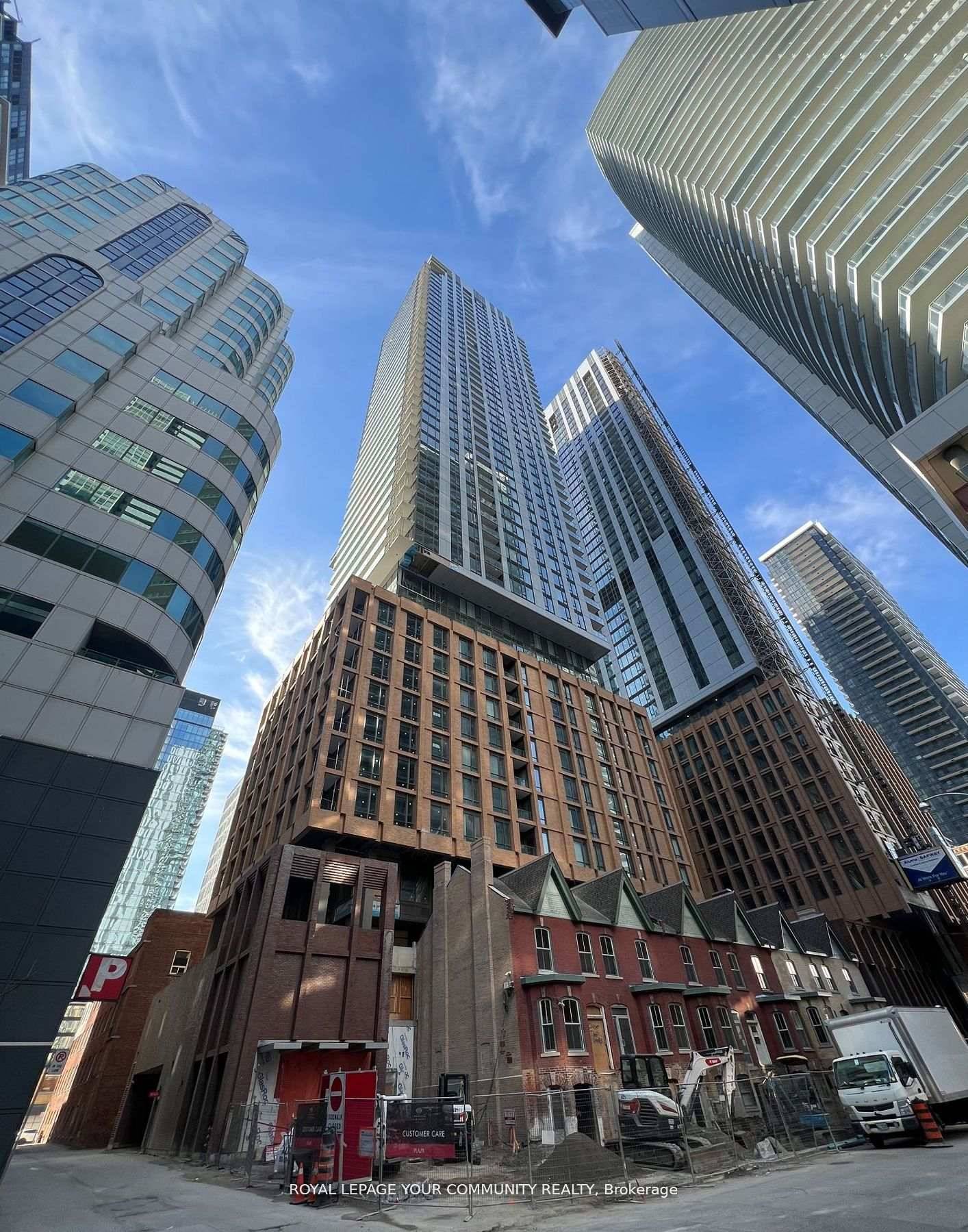 1 year old, 2 bedroom 2 bathroom condo in the heart of Toronto's Entertainment District !