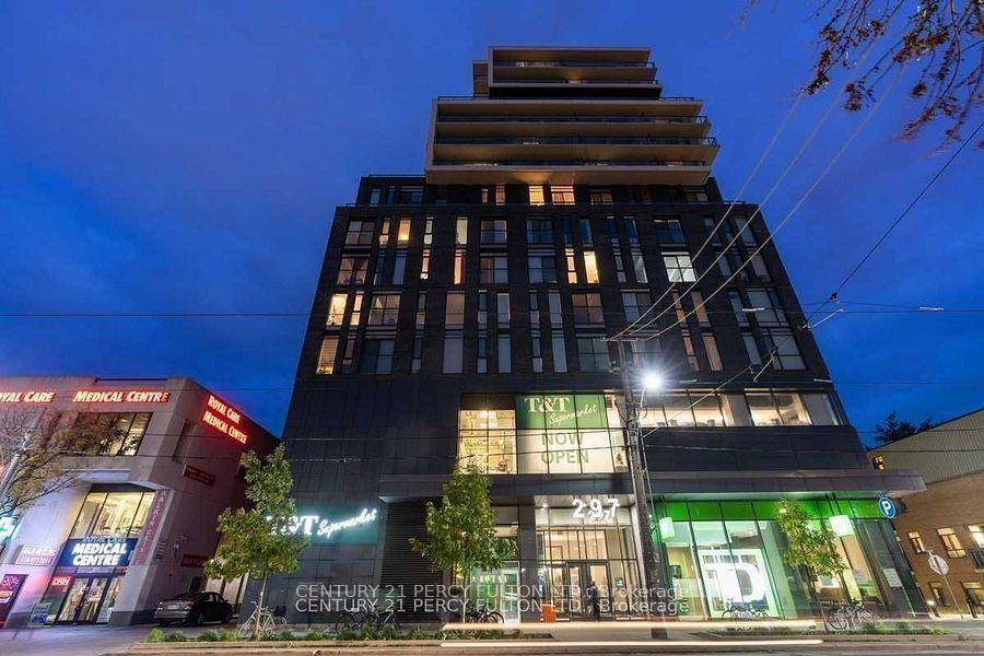Beautiful Freshly Painted amp ; Fully Furnished 3 Bedroom Is Located In Little Italy !