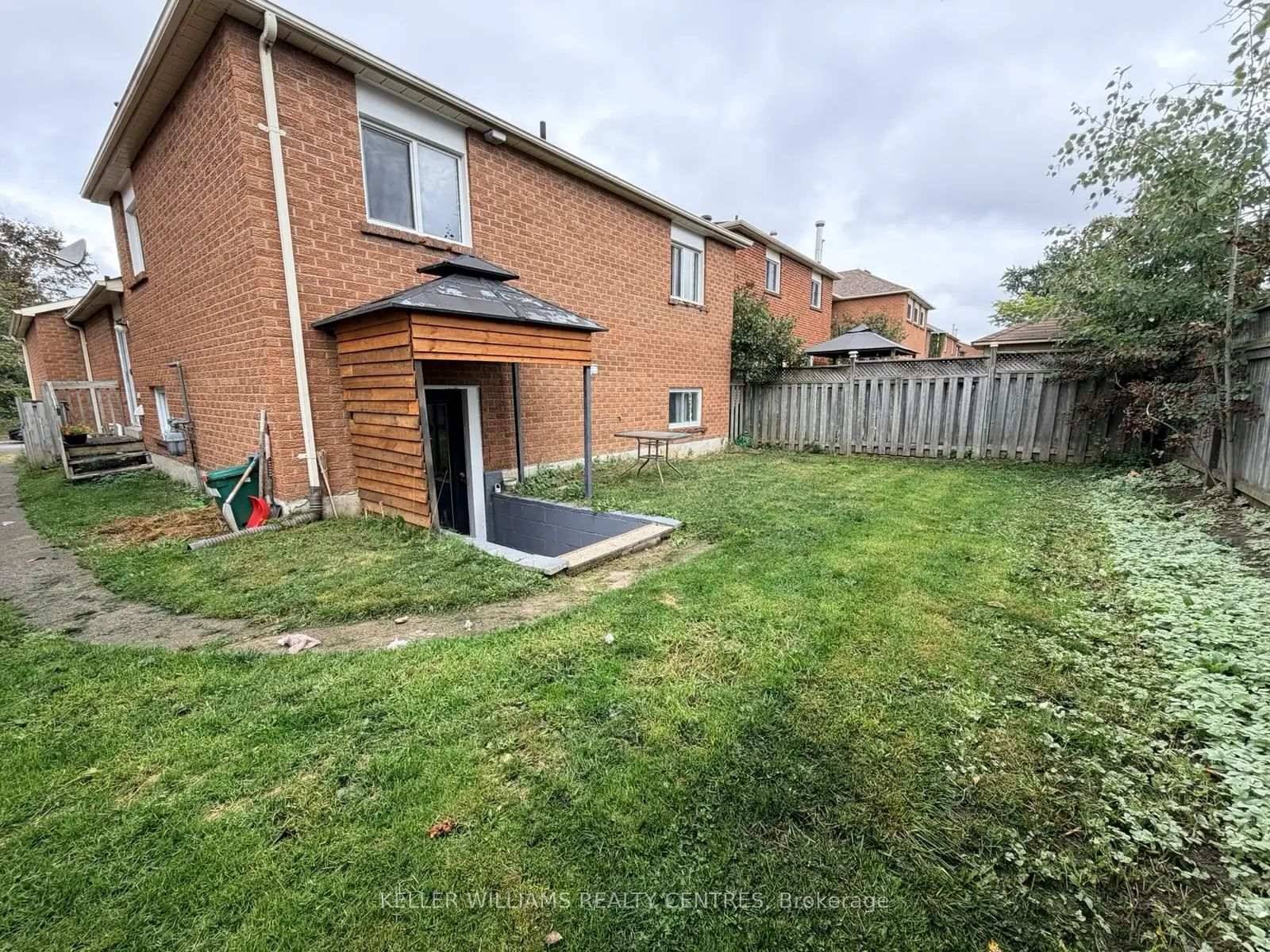 This spacious 1 1 bedroom multi level lower unit in desirable North Barrie offers a blend of comfort and practicality, ideal for those seeking extra space and privacy.