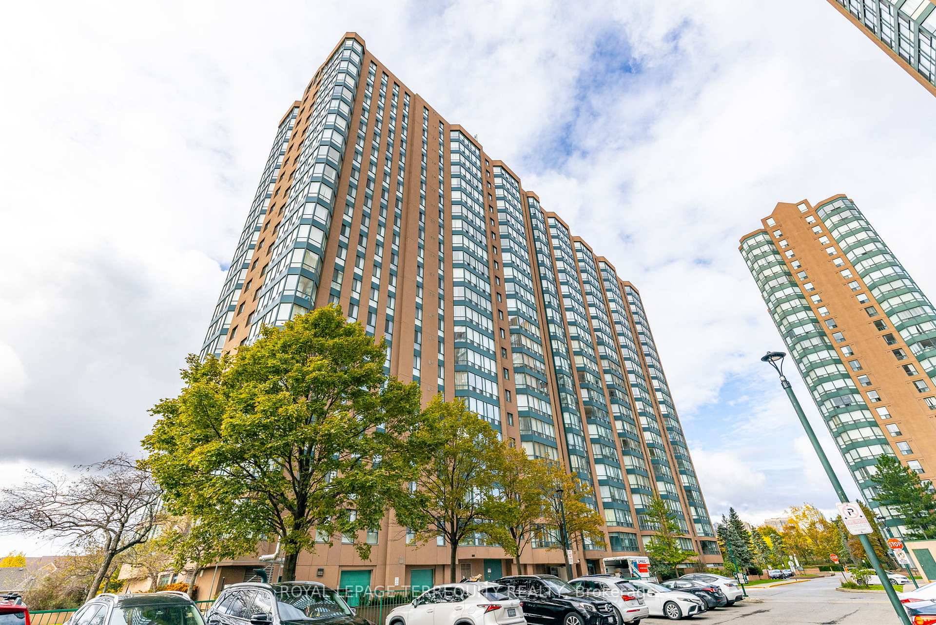 Welcome to this stunning two bedroom, two bathroom condo with a spacious den in the heart of Mississauga.