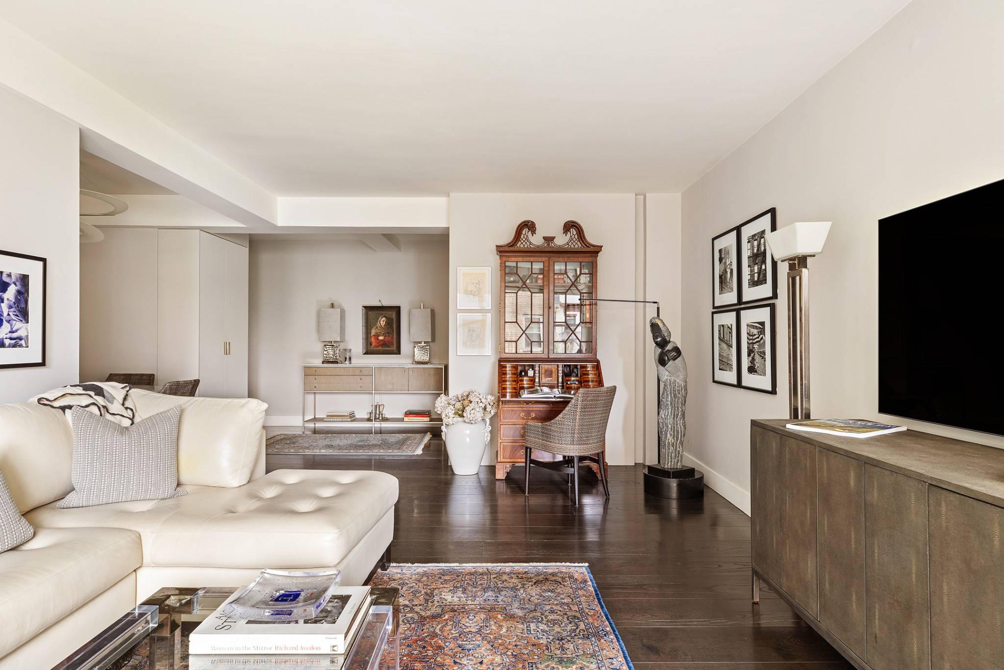 Welcome toResidence5U at 11 Fifth Avenue a rare opportunity to own a beautifully appointed1 bedroomhome in one of Greenwich Villages most sought after full service cooperatives, The Brevoort.