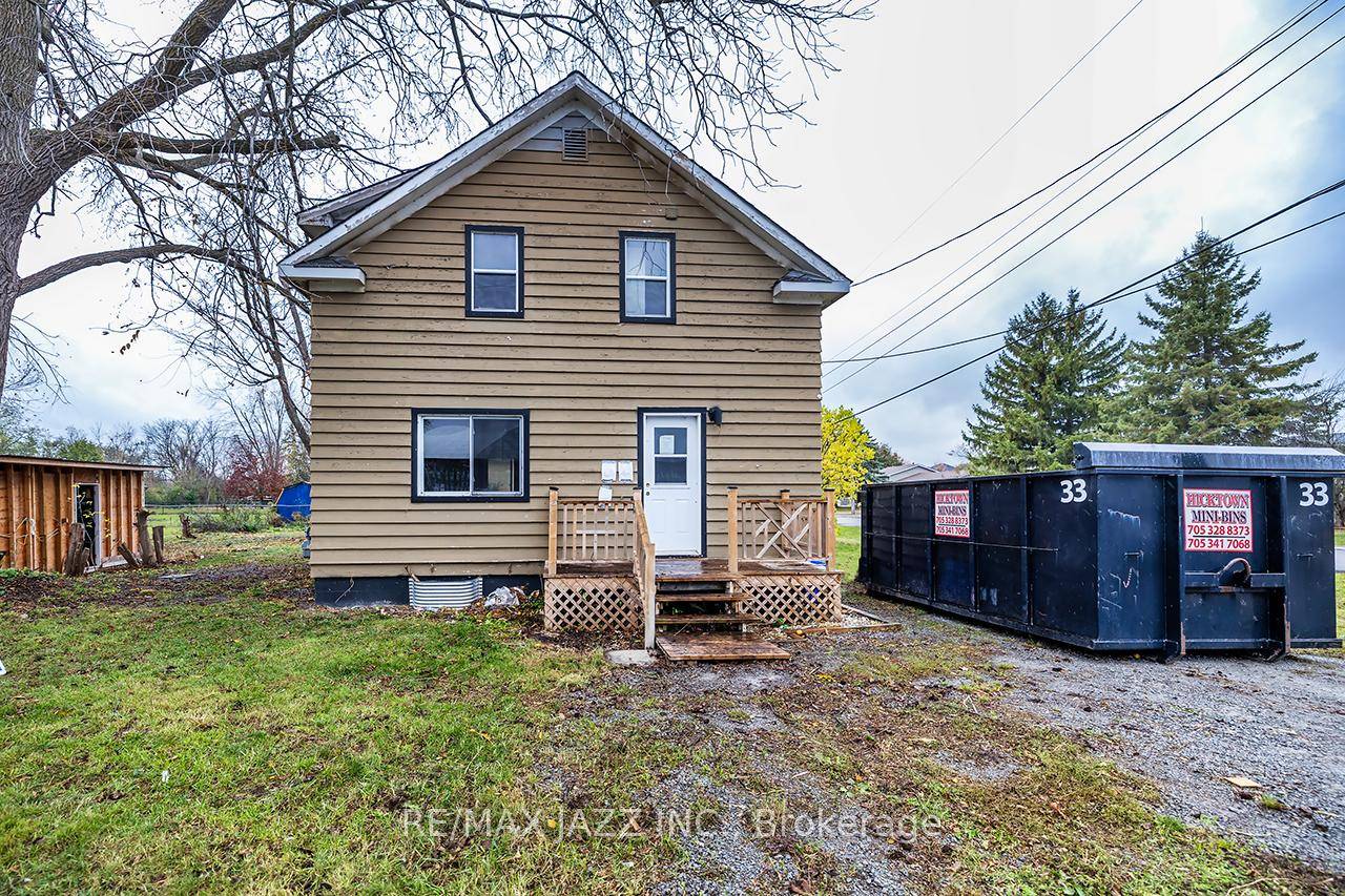 Fully detached 3 bedroom and 4 bath home in desirable Beaverton located minutes to the downtown core and sitting on a massive 90x120 foot lot.