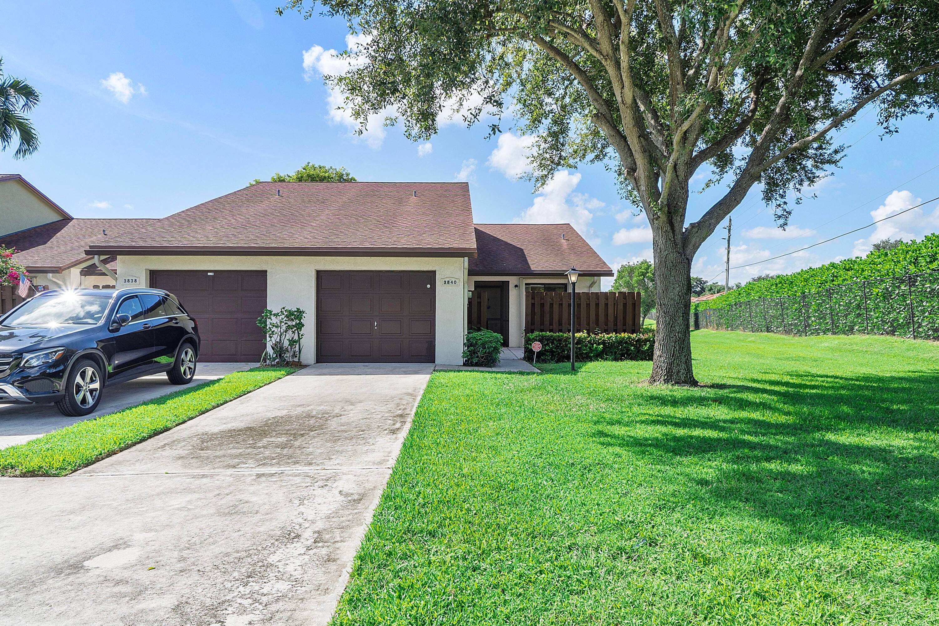 THIS IS AN ADORABLE END UNIT VILLA ON THE LAKE VIEW WITH BEAUTIFUL GREEN SPACE, PRIVATE FENCED FRONT COURTYARD, 2BEDROOMS, 2BATHROOMS, WALKING IN CLOSET, CATHEDRAL CELLINGS.