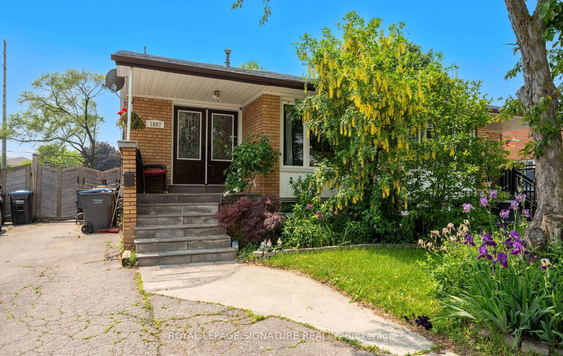Welcome to this beautifully updated 2 2 bedroom, 3 bathroom, 4 level backsplit located on a quiet, family friendly street in the highly sought after Clarkson neighbourhood.
