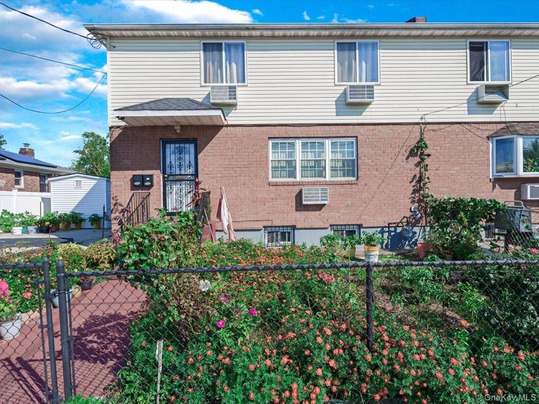 BEAUTIFUL SEMI DETACHED COLONIAL, ONLY BUILT IN 1996 AND TOLTALLY RENOVATED IN THE LAST 5 YEARS, 1 WEEK OLD ROOF, 4 YEAR OLD KITCHEN, 4 YEAR OLD BATHROOMS, 4 YEAR ...